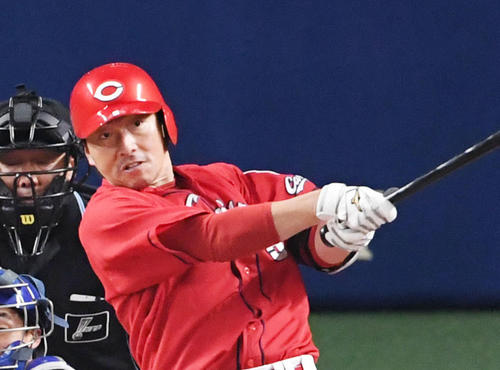 移籍後初本塁打を放った広島長野久義（2019年4月2日）