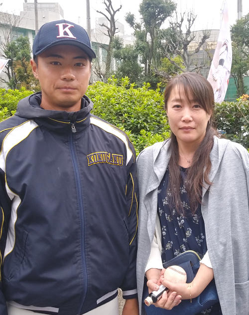立正大との開幕戦で今季1勝目を挙げた横山は、上京した母と再会。母香子さんの手にはウイニングボールが