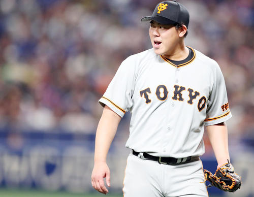 中日対巨人　6回裏中日2死一、二塁、アルモンテを二ゴロに仕留めた山口はグラブをたたき気合いの入った表情を見せる（撮影・垰建太）