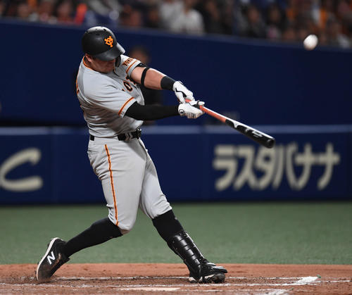 中日対巨人　9回表巨人1死、今日2本目の本塁打を放ったクリスチャン・ビヤヌエバ（撮影・森本幸一）