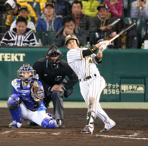 阪神対DeNA　8回裏阪神無死、梅野は左中間へ本塁打を放つ（撮影・上山淳一）