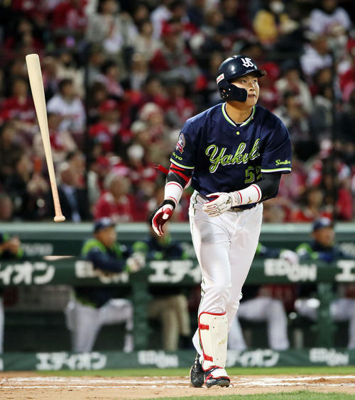 広島対ヤクルト　3回表ヤクルト1死、村上は右越え本塁打を放つ（撮影・栗木一考）
