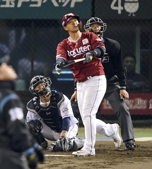西武対楽天　5回表楽天無死一塁、左越えに2点本塁打を放った浅村（撮影・たえ見朱実）
