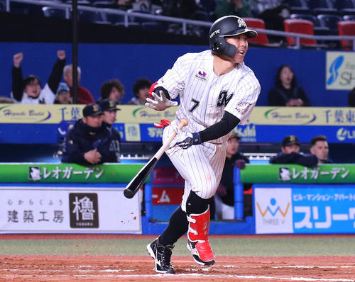 ロッテ対オリックス　10回裏ロッテ1死満塁、鈴木は右前にサヨナラ打を放つ（撮影・丹羽敏通）
