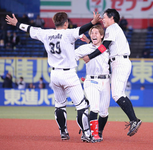ロッテ対オリックス　10回裏ロッテ1死満塁、サヨナラ打を放ち吉田（左）と加藤（右）の祝福を受ける鈴木（撮影・丹羽敏通）