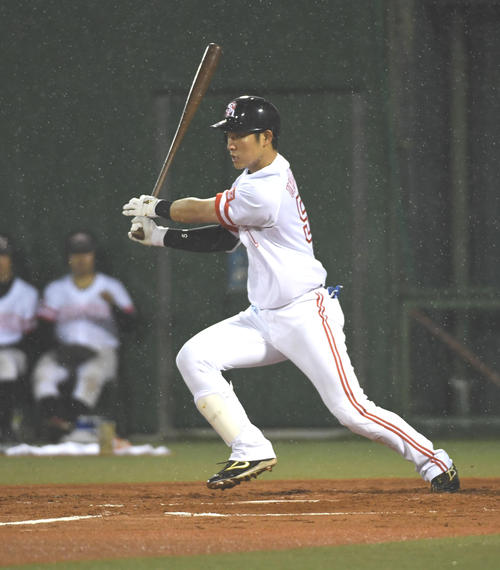 ソフトバンク対日本ハム　6回裏ソフトバンク1死二、三塁、上林誠知は右前に適時打を放つ（撮影・今浪浩三）
