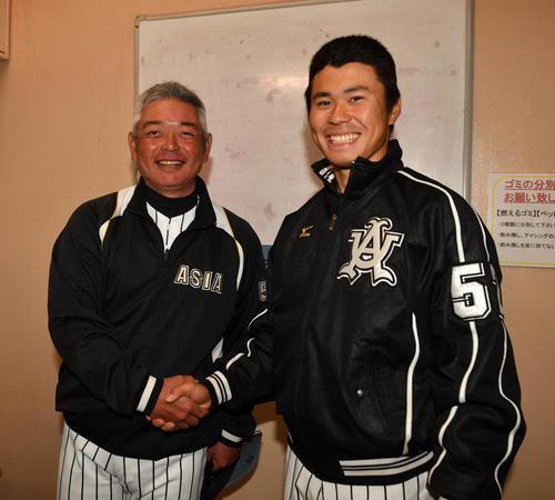 駒大戦で初勝利を挙げた亜大・松本晴（右）は生田監督と握手する（撮影・柴田隆二）