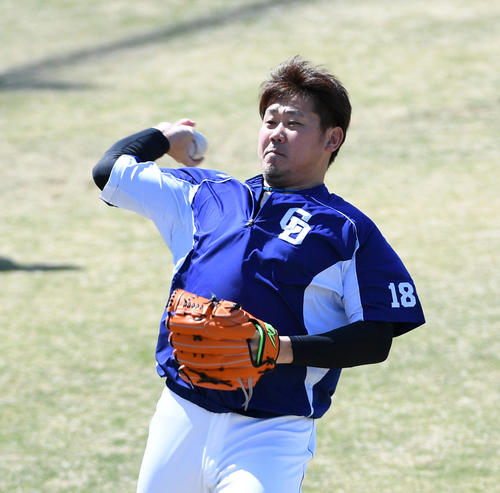 屋外でキャッチボールを行う松坂（撮影・前岡正明）