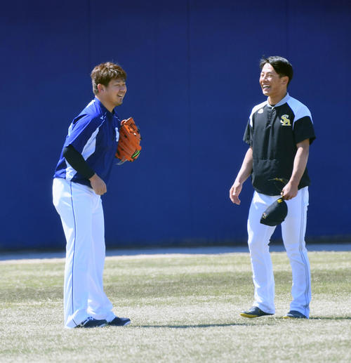 横浜の後輩、ソフトバンク増田（右）と笑顔で話す松坂（撮影・前岡正明）