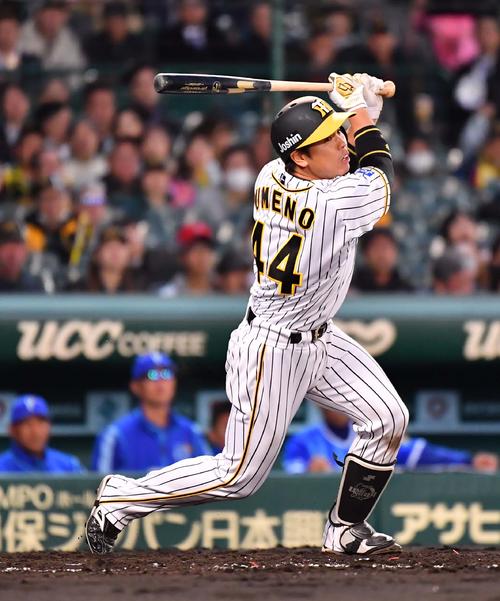 阪神対DeNA　2回裏阪神2死一、二塁、右方向にヒットを放つ阪神梅野（撮影・上田博志）