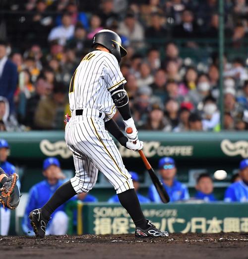 阪神対DeNA　2回裏阪神2死、左前安打を放つ鳥谷（撮影・上田博志）