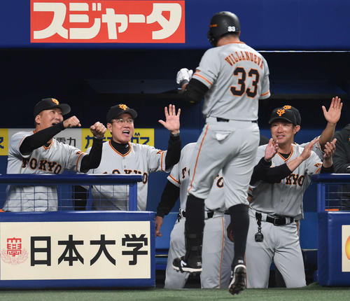 中日対巨人　2回表巨人1死、本塁打を放ったビヤヌエバを迎える原監督（撮影・森本幸一）