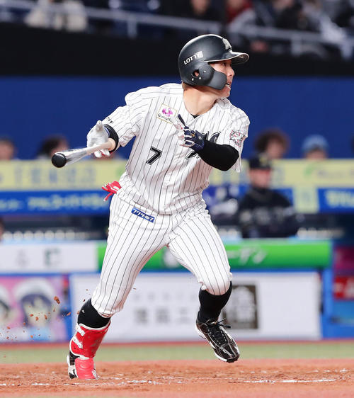 ロッテ対オリックス　2回裏ロッテ1死一塁、鈴木は右中間に先制の適時二塁打を放つ（撮影・丹羽敏通）