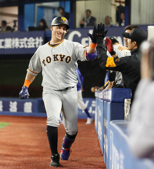 DeNA戦でゲレーロは特大弾を放ち、ナインに出迎えられる（2019年4月5日撮影）
