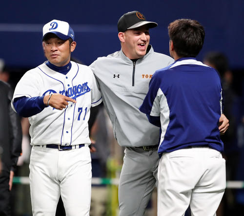 中日対巨人　試合前、巨人ゲレーロ（中央）は中日波留コーチ（左）ら古巣のスタッフと笑顔で言葉を交わす（撮影・垰建太）