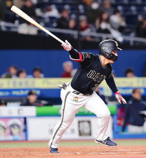 ロッテ対オリックス　3回表オリックス無死二塁、吉田正はセンターへ勝ち越しの適時二塁打を放つ（撮影・丹羽敏通）