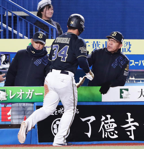 ロッテ対オリックス　3回表オリックス1死二塁、頓宮の左前適時打で生還した吉田正を迎える西村監督（撮影・丹羽敏通）