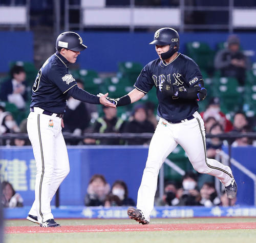 ロッテ対オリックス　5回表オリックス無死、若月は本塁打を放ち勝呂コーチをタッチ（撮影・丹羽敏通）