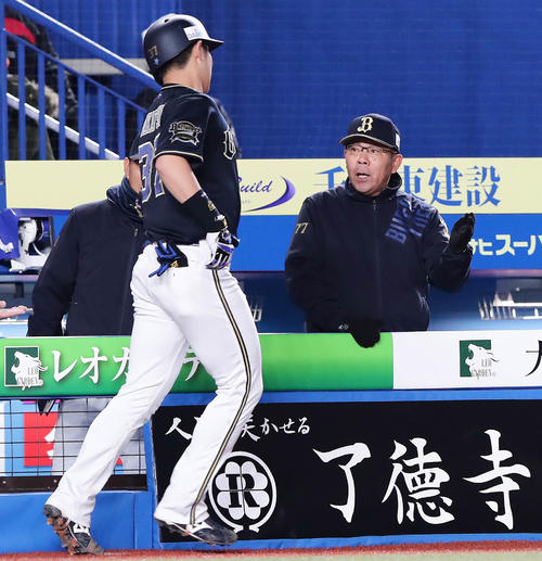 ロッテ対オリックス　5回表オリックス無死、本塁打を放った若月を迎える西村監督（撮影・丹羽敏通）