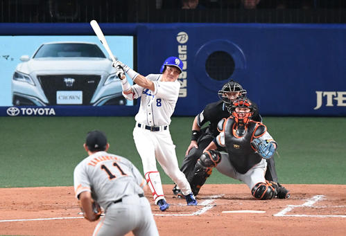 中日対巨人　1回裏中日1死三塁、大島は中犠飛を放つ。投手山口（撮影・山崎安昭）