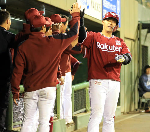 西武対楽天　5回表楽天無死一塁、浅村は左翼に2点本塁打を放ちナインとハイタッチ（撮影・浅見桂子）
