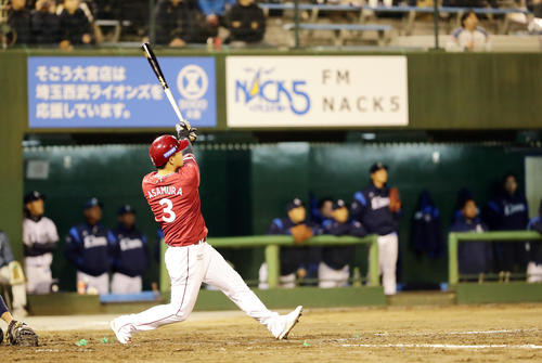 西武対楽天　5回表楽天無死一塁、西武ベンチを背に浅村は左翼に2点本塁打を放つ（撮影・浅見桂子）