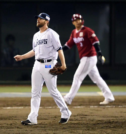 西武対楽天　5回表楽天無死一塁、浅村栄斗に2点本塁打を浴びるニール（撮影・たえ見朱実）