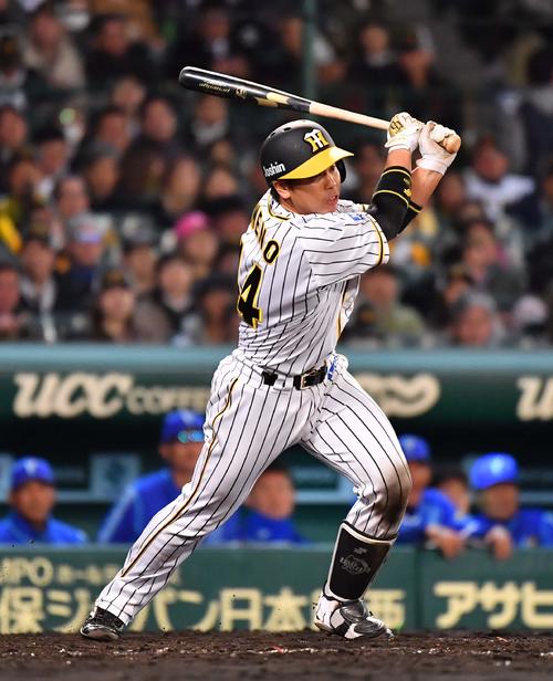 阪神対DeNA　4回裏阪神2死一塁、右前打を放つ梅野（撮影・上田博志）