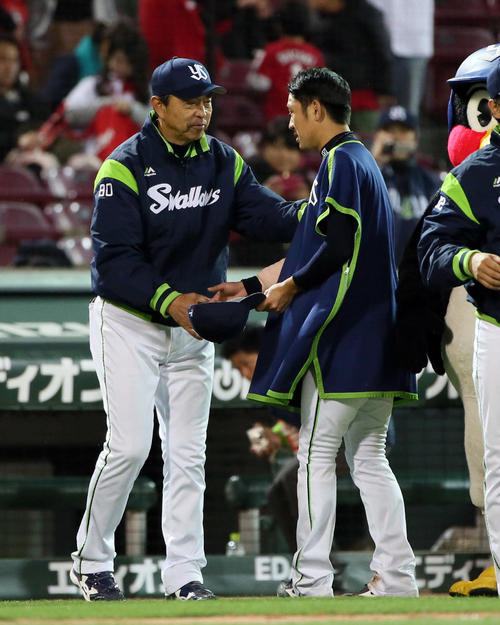 広島対ヤクルト　小川監督（左）と握手を交わす原（撮影・栗木一考）