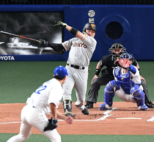 1回表巨人無死一、二塁、丸は空振り三振に倒れる。投手大野雄（撮影・山崎安昭）