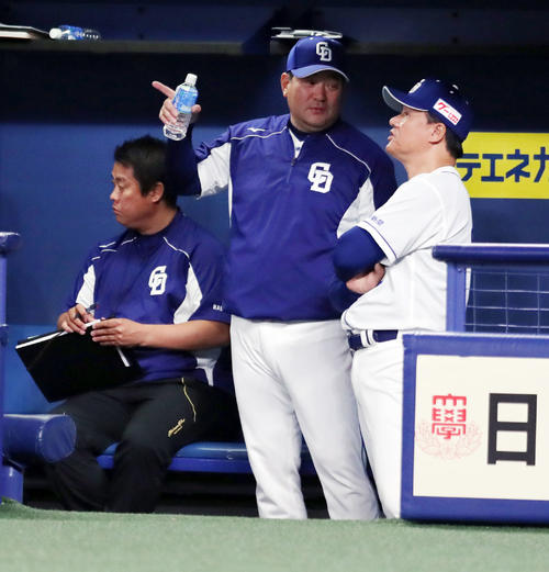 中日対巨人　5回裏中日の攻撃前、ベンチで与田監督（右）は伊東コーチ（中央）と言葉を交わす（撮影・垰建太）