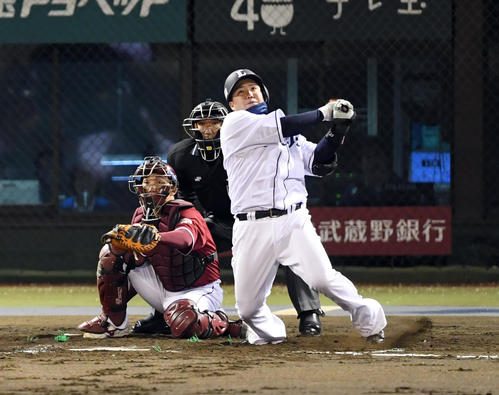 西武対楽天　4回裏西武無死一、二塁、左越えに3点本塁打を放つ山川（撮影・たえ見朱実）