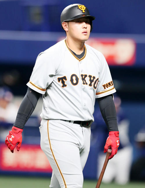 5回表巨人1死、三振に倒れた岡本はさえない表情でベンチに引き揚げる（撮影・垰建太）