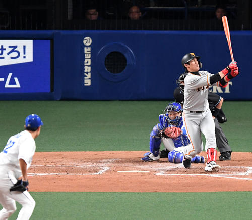 3回表巨人無死満塁、陽は空振り三振に倒れる。投手大野雄大（撮影・山崎安昭）