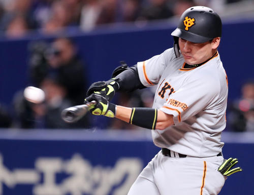 中日対巨人　3回表巨人無死一、三塁、勝ち越しの中前適時打を放つ丸（撮影・垰建太）