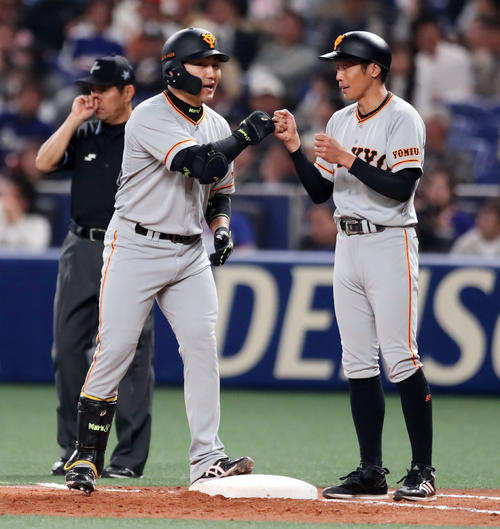 中日対巨人　3回表巨人無死一、三塁、勝ち越しの適時打を放った丸（左）は鈴木コーチとタッチを交わす（撮影・垰建太）