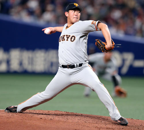 中日対巨人　力投する巨人先発の山口（撮影・垰建太）