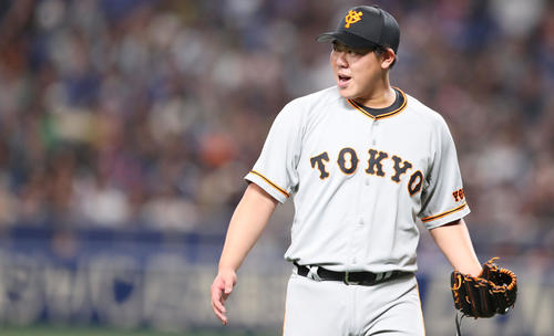 中日対巨人　6回裏中日2死一、二塁、アルモンテを二ゴロに仕留めた山口はグラブをたたき気合いの入った表情を見せる（撮影・垰建太）