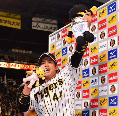 阪神対DeNA　お立ち台で笑顔を見せる梅野隆太郎（撮影・上田博志）