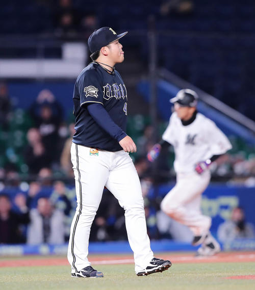 ロッテ対オリックス　9回裏ロッテ無死一塁、角中に同点の2点本塁打を打たれた沢田（撮影・丹羽敏通）