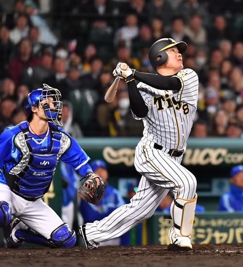 阪神対DeNA　8回裏阪神2死満塁、福留は右翼へ飛球を放ち、ソトが落球し走者一掃となる（撮影・上田博志）