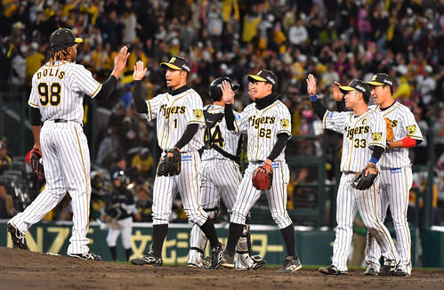 阪神対DeNA　DeNAに勝利しハイタッチして喜ぶ阪神ナイン（撮影・上田博志）