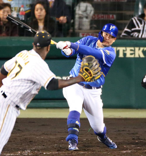 阪神対DeNA　4回表DeNA無死一塁、筒香は右越え2点本塁打を放つ（撮影・上山淳一）