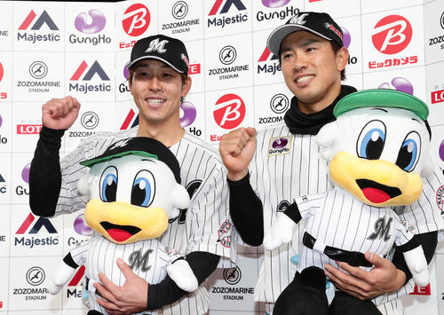 ロッテ対オリックス　お立ち台でポーズを決めるサヨナラ打の鈴木（左）と9回同点本塁打の角中（右）（撮影・丹羽敏通）