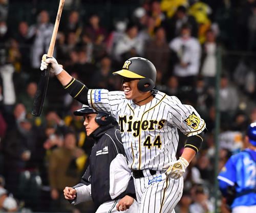 阪神対DeNA　8回裏阪神2死一、二塁、右中間へ二塁打を放ち、サイクル安打を達成した梅野は笑顔でベンチへ戻る（撮影・上田博志）