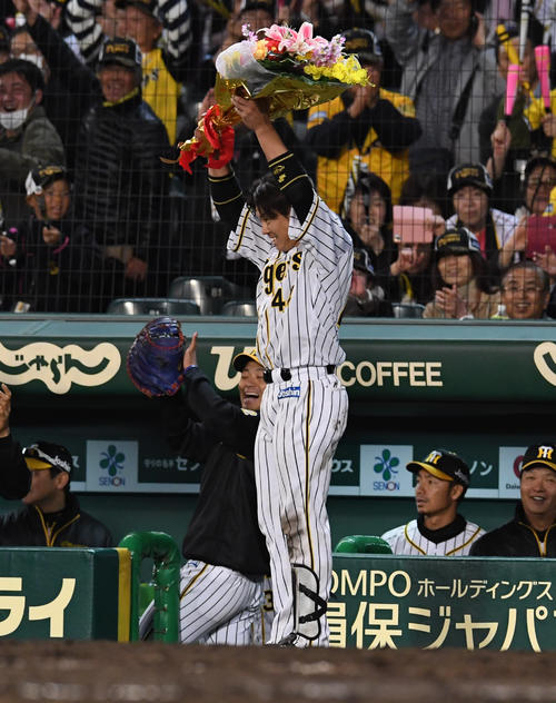 阪神対DeNA　サイクル安打を達成し花束を受け取る梅野（撮影・奥田泰也）