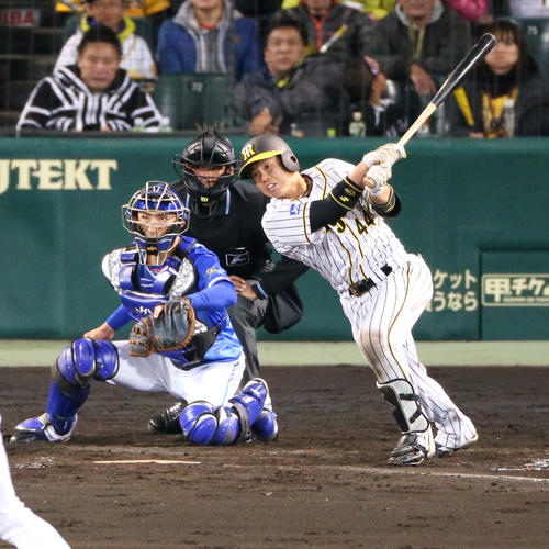 阪神対DeNA　8回裏阪神2死一、二塁、梅野は右中間へ適時二塁打を放ちサイクル安打を達成する（撮影・上山淳一）