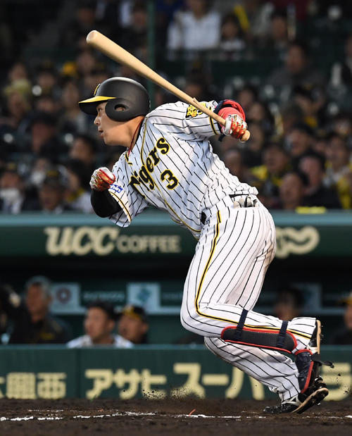 阪神対DeNA　8回裏阪神2死一、二塁、大山は二塁内野安打を放つ（撮影・奥田泰也）
