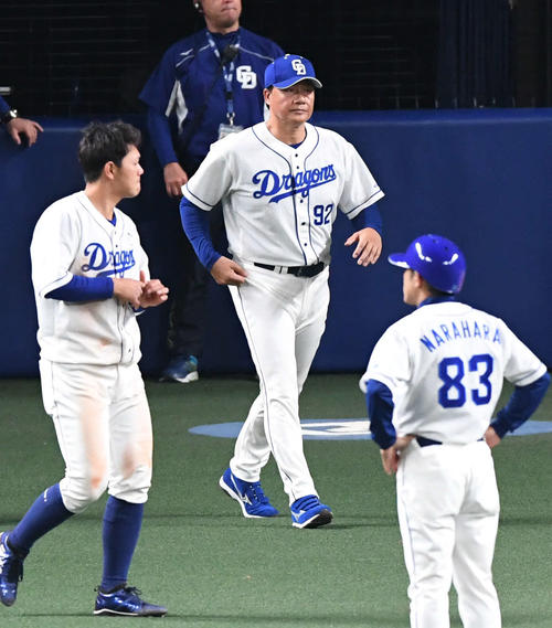 中日対巨人　敗れた中日与田監督（中央）はあいさつに向かう（撮影・山崎安昭）