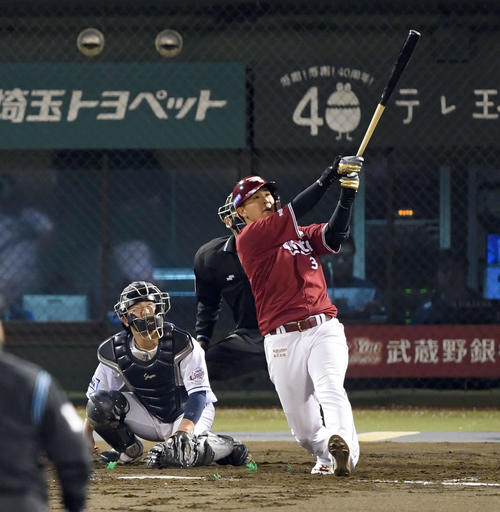 西武対楽天　5回表楽天無死一塁、左越えに2点本塁打を放つ浅村（撮影・たえ見朱実）